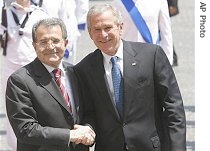 George Bush, (r), shakes hands with Italian PM Romano Prodi upon arrival at Chigi Palace in Rome, 09 Jun 2007 